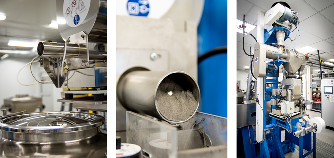 1. Närbild utlopp Brabender doserare och topp Agierre blandnings container 2. Efter blandning, faller produkten genom bjälklaget via överst en TBMA Cellmatare, en KEK slungsikt och ner i en Brabender gravimetrisk doserare för utmatning till elektrodpressning 3. Detaljbild visande utloppet på en Brabender doserare med doserskruv och aktuellt pulver 